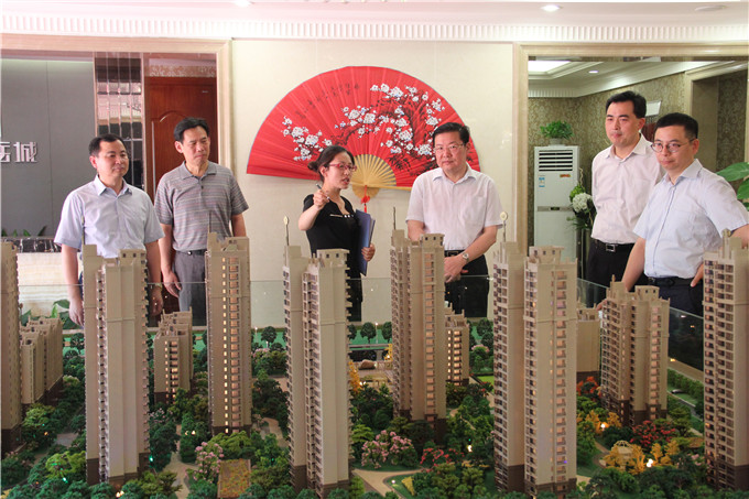 周謙、余亦民赴建設(shè)集團(tuán)溧水項(xiàng)目送清涼開展“三嚴(yán)三實(shí)”專題調(diào)研